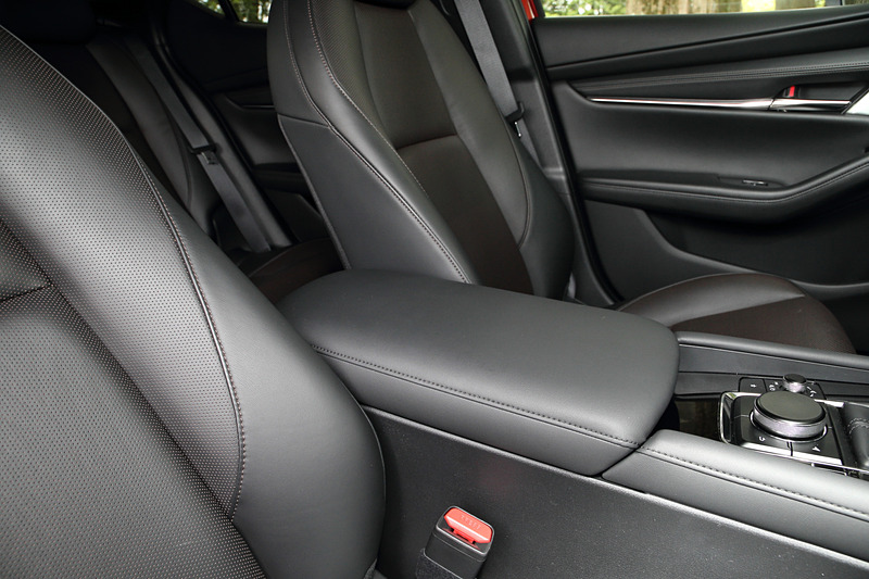 アームレストはより大型化され、前方まで延長している