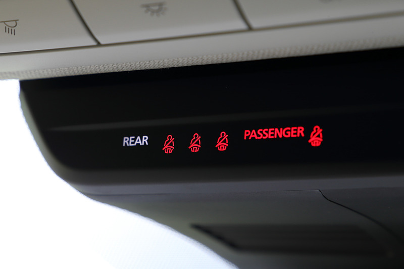 シートベルト警告ランプ類が付く