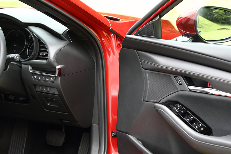 標準オーディオの「Harmonic Acoustics」。ドアにトゥイーターとスコーカー、ダッシュボードの奥側にウーファーが付く