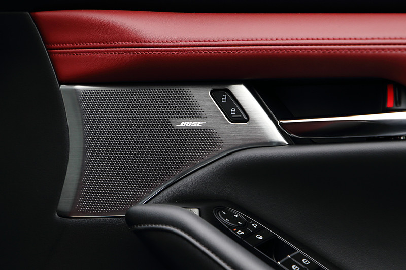 「Boseサウンドシステム」ではスピーカーパネルに本物のアルミパネルを採用