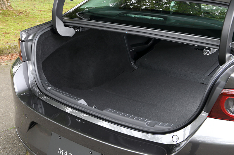 セダンのトランク。後席シートバックを倒すことでトランクスルーになる