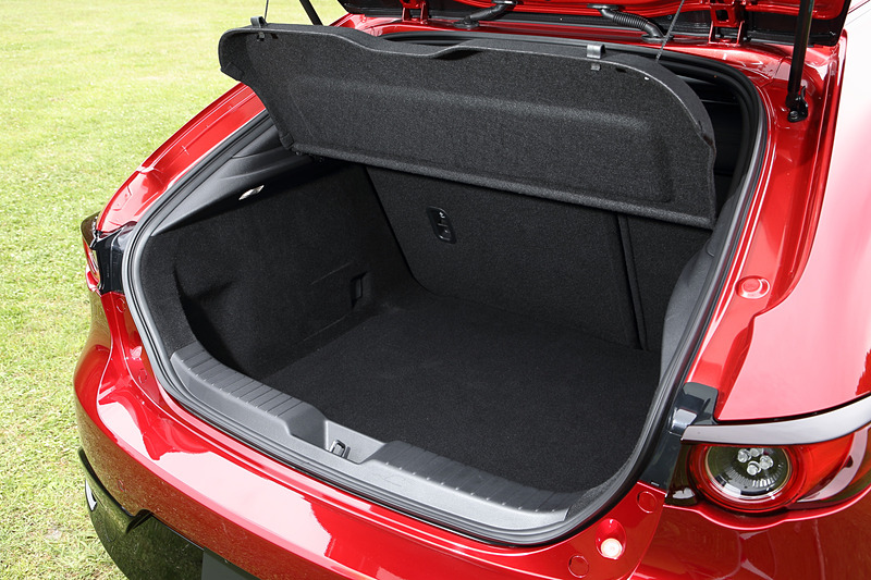 ファストバックのラゲッジルーム。リアシートは分割可倒式で荷室を拡大できる。また、リアゲートにはドアの施錠ができるスイッチも用意される