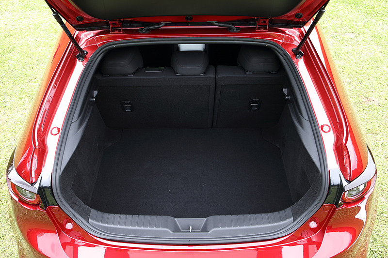 ファストバックのラゲッジルーム。リアシートは分割可倒式で荷室を拡大できる。また、リアゲートにはドアの施錠ができるスイッチも用意される