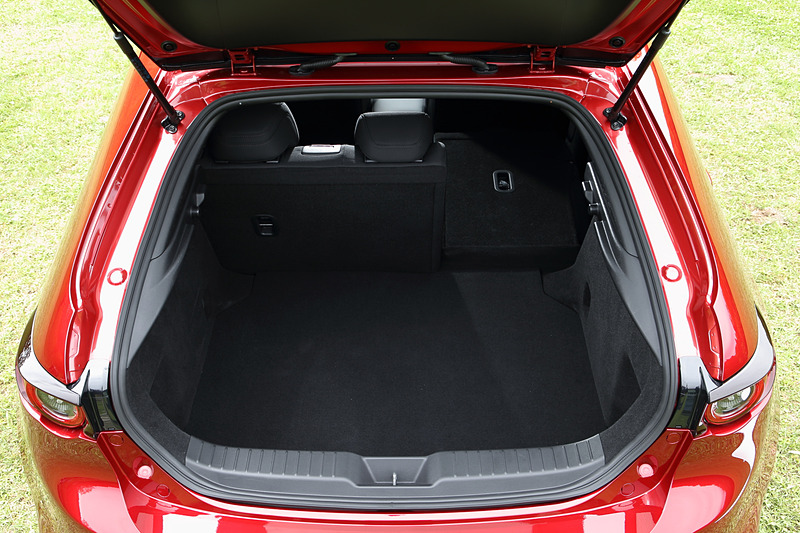 ファストバックのラゲッジルーム。リアシートは分割可倒式で荷室を拡大できる。また、リアゲートにはドアの施錠ができるスイッチも用意される