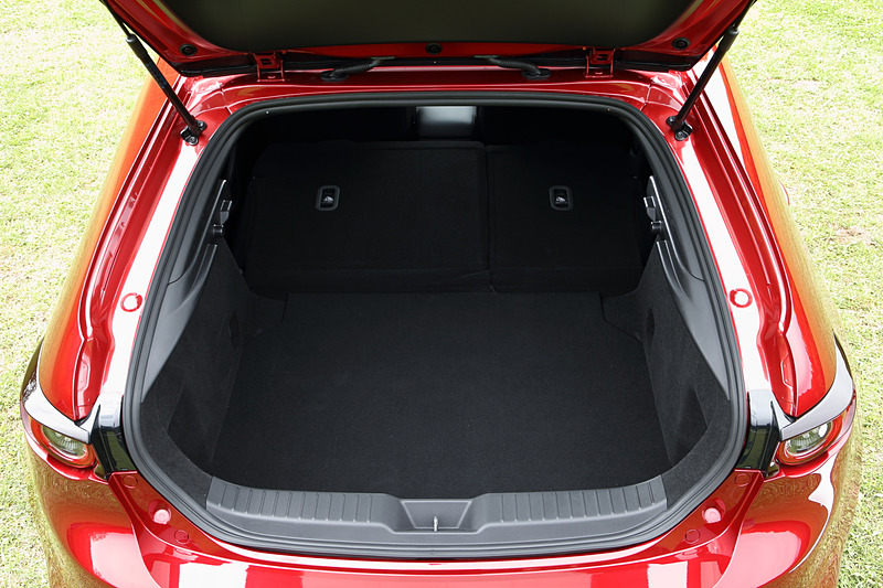 ファストバックのラゲッジルーム。リアシートは分割可倒式で荷室を拡大できる。また、リアゲートにはドアの施錠ができるスイッチも用意される