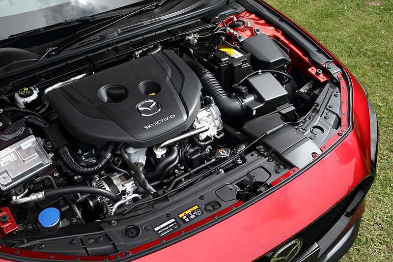 最高出力85kW（116PS）/4000rpm、最大トルク270Nm（27.5kgfm）/1600-2600rpm。WLTCモード燃費は18.8km/L～20.0km/Lの「SKYACTIV-D 1.8」