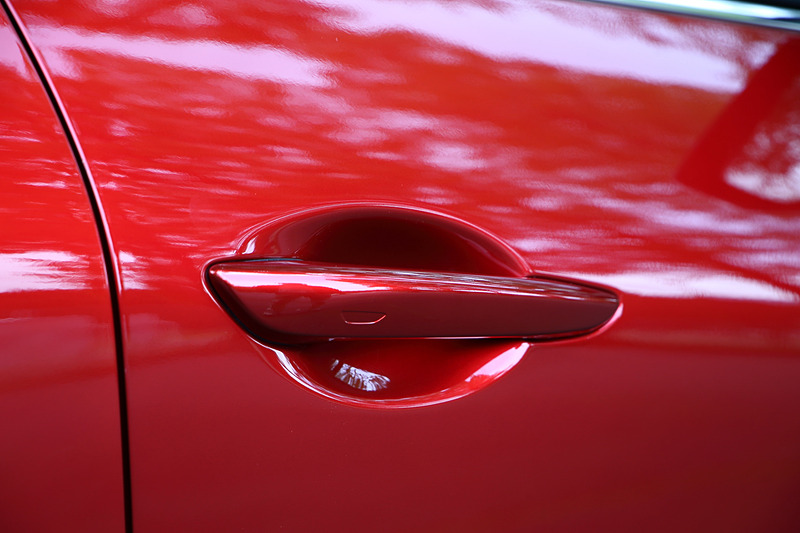 キーレスエントリー用のボタンやキーシリンダーもないシンプルなドアハンドル。ロック・アンロックスイッチはタッチセンサー式とし、キーシリンダーはドアハンドルを引っ張った奥に隠してある