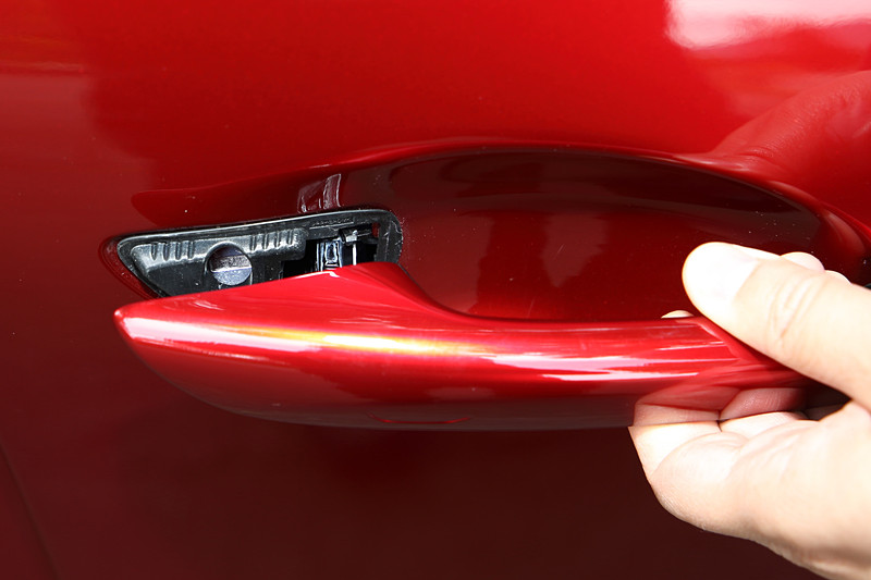 キーレスエントリー用のボタンやキーシリンダーもないシンプルなドアハンドル。ロック・アンロックスイッチはタッチセンサー式とし、キーシリンダーはドアハンドルを引っ張った奥に隠してある