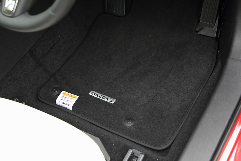 一般的にはボディの凹凸に合わせて複雑な形状になりがちなフロアマットも直線的に。フレームの設計段階からこだわったポイントだという