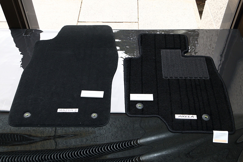 「アクセラ」のフロアマットとの比較。MAZDA3のフロアマットがシンプルな形になっているのが分かるだろう