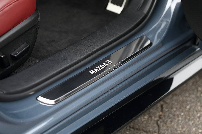 MAZDA3のロゴ入りスカッフプレート