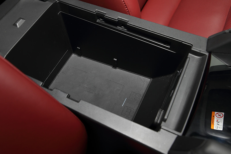 センターコンソールボックスにはオプションでQi充電器を埋め込める