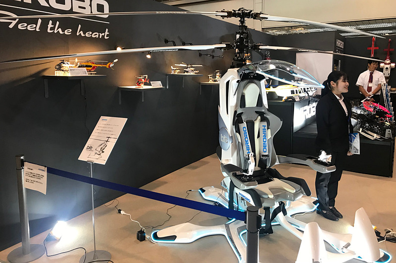 静岡ホビーショーの会場に、「Bit」という1人乗りヘリコプターが展示されていた