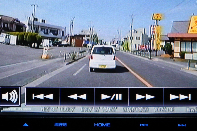 HDパネルを搭載したTYPE Mシリーズと組み合わせたハイビジョン画質の表示（左）と、WVGAパネル搭載モデルにVGA接続した画質（右）を比較