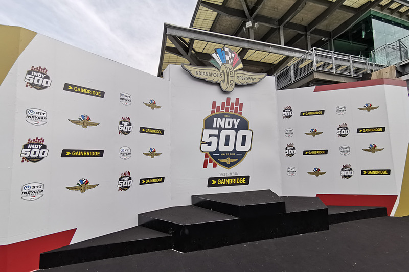 決勝に向けて準備が進むパドック。勝者を称える表彰台も設置されていた