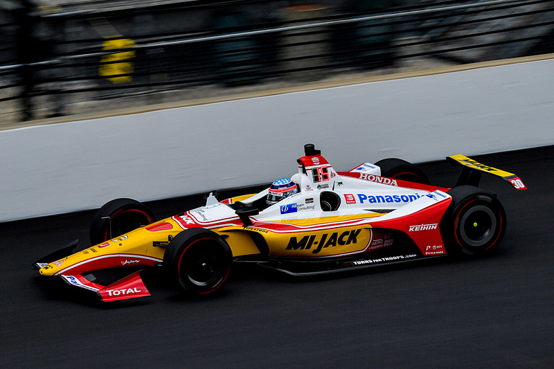 佐藤琢磨選手は14位で予選を通過。マシンは黄色を基調にしたインディ500スペシャルカラーになっている