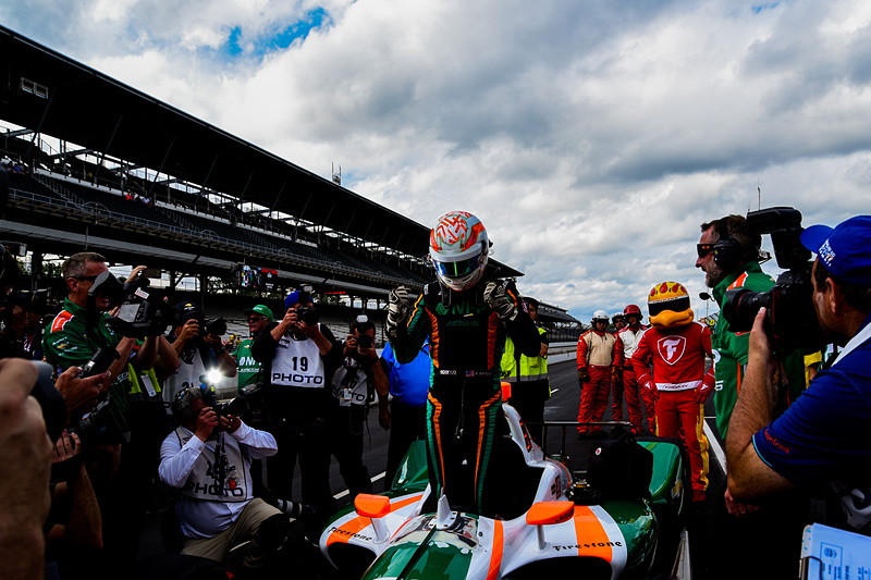 アロンソ選手を上回って予選を通過し、喜びを爆発させるカイル・カイザー選手