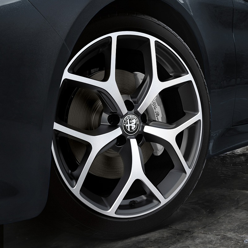 5スポークアルミホイール＋225/40R19タイヤ（モノクロームセンターキャップ）