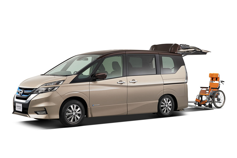 セレナ e-POWER チェアキャブ スロープタイプ 車いす1名サード仕様