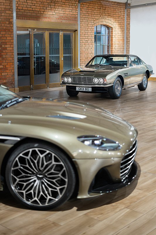 フロントグリルは“ボンドカー”のDBSを再現するため、6本のクロームバーを持つ専用メタルグリルに変更される