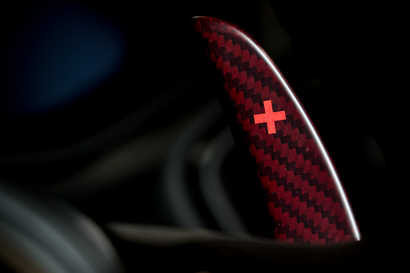 インテリアはピュアブラックレザーをベースに、レッドをアクセントに使用