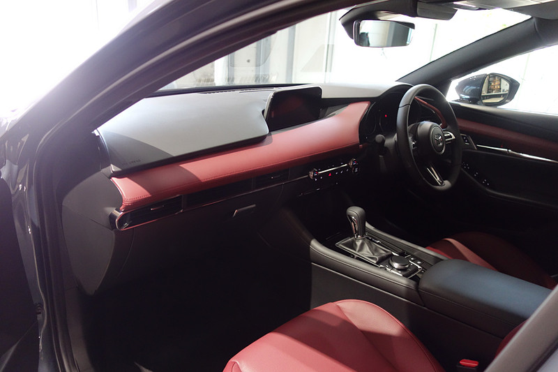 「パーフォレーションレザー・レッド」を用いたインテリア