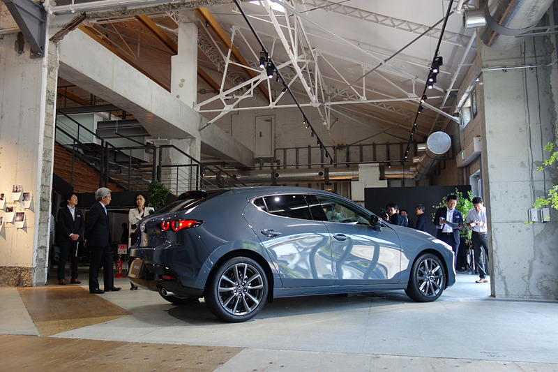 ポリメタルグレーメタリックではファストバックの「色気のある塊」がより強調されているように感じた