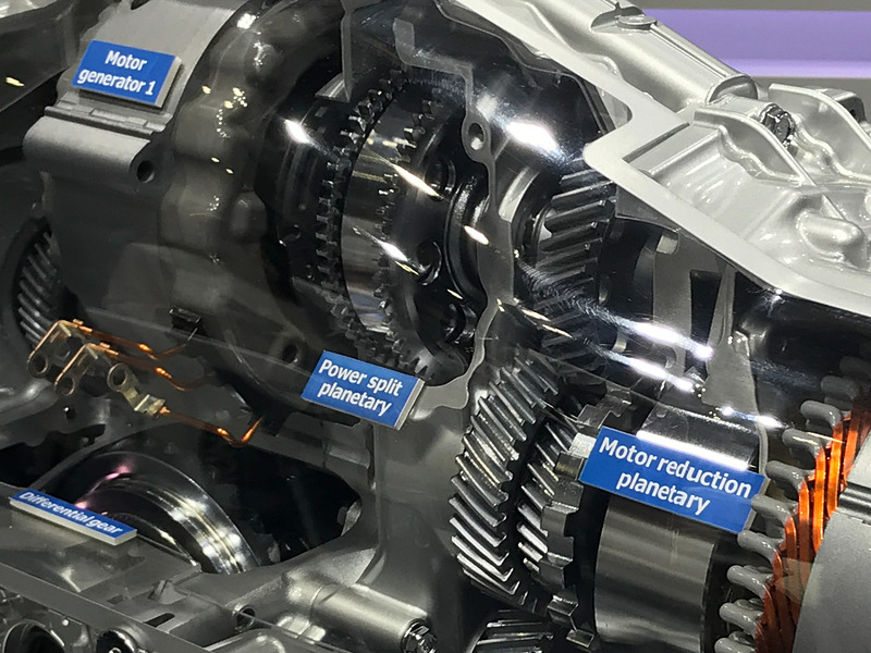 TH2Aの中心部。左がMG1、右に見えるコイルがMG2。モーターはトヨタから供給を受けるが、プラネタリーギヤなどほとんどがスバル独自設計