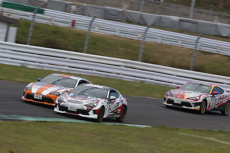 数珠つなぎ状態が続く、苦しい展開