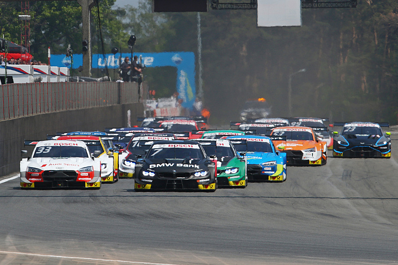 スタートでマルコ・ウィットマン（右）、ブルーノ・スペングラー（中）、レネ・ラスト（左）の3台が横並びになり1コーナーへ