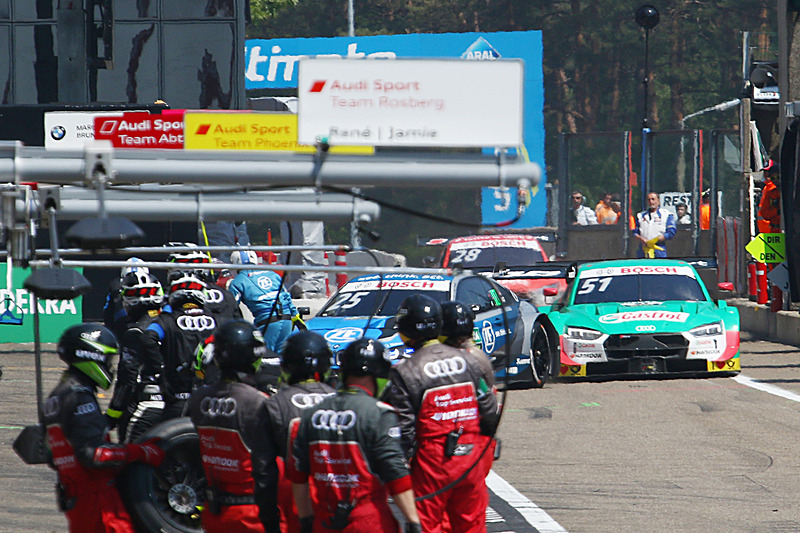 12周目にピットに入るフィリップ・エング（No.25）、ニコ・ミューラー（No.51）、ロイック・デュバル（No.28）