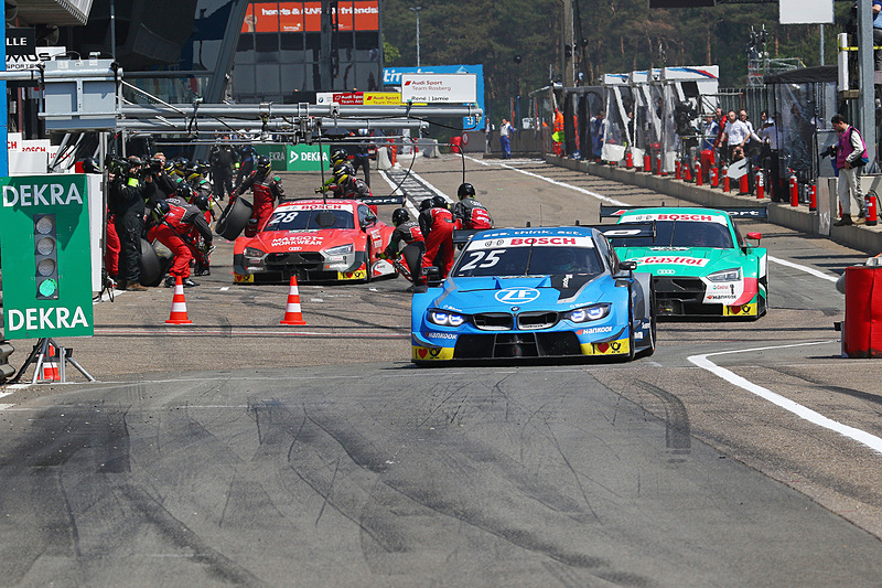 12周目にピットに入るフィリップ・エング（No.25）、ニコ・ミューラー（No.51）、ロイック・デュバル（No.28）