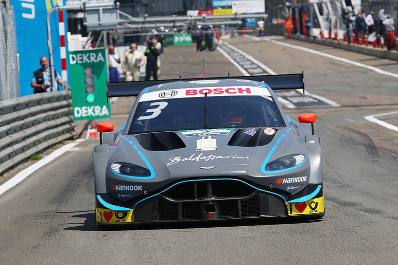 14周目、ピットアウトするポール・ディレスタ（No.3）