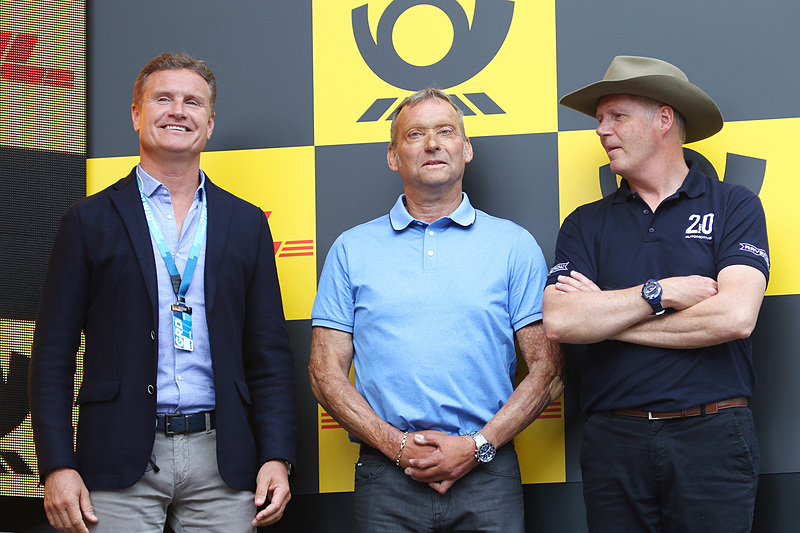 プレゼンターの、元F1ドライバーのデビッド・クルサード氏（左）とベルギーの元F1ドライバーのエリック・ヴァン・デ・ポール氏（右）
