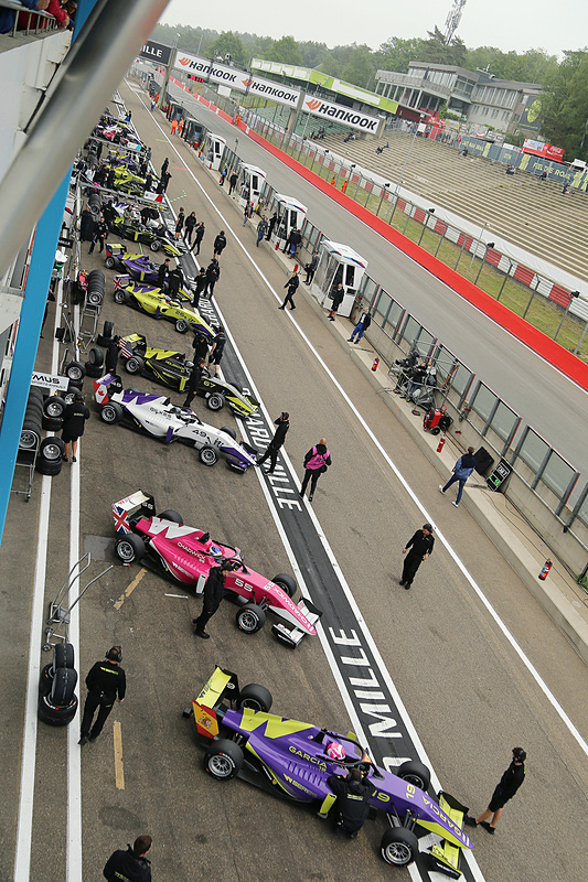 マシンのカラーリングは5色