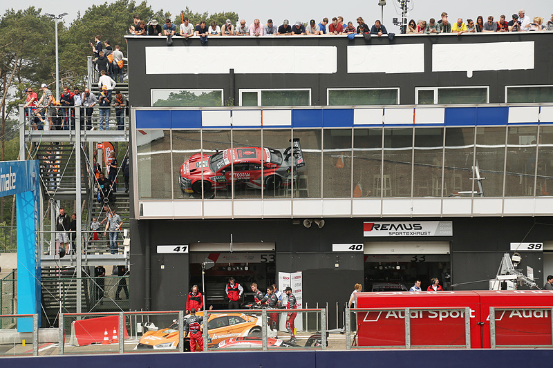 レース2のグリッドに出て行くマシンら