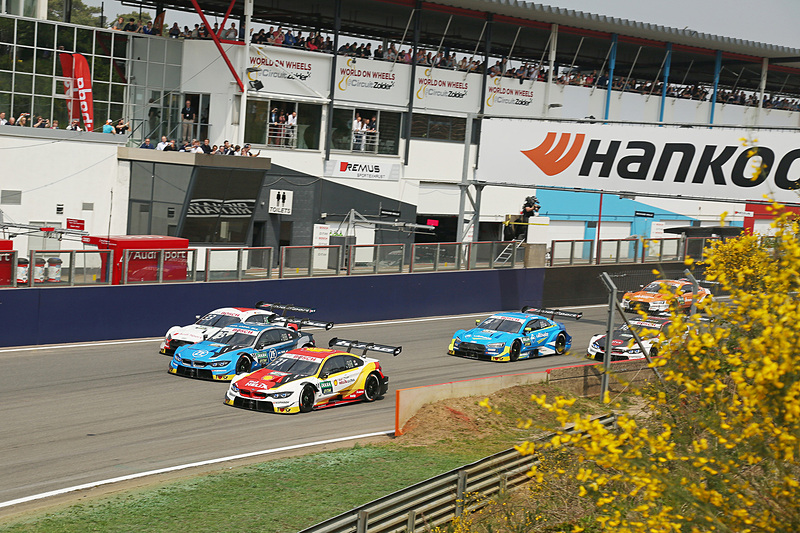 レース2のスタート。シェルドン・ヴァンデーリンデ（No.31）がトップでフィリップ・エング（No.25）、レネ・ラスト（No.33）と続く