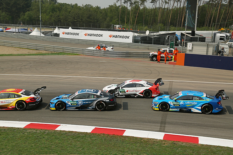 レース2のスタート。シェルドン・ヴァンデーリンデ（No.31）がトップでフィリップ・エング（No.25）、レネ・ラスト（No.33）と続く