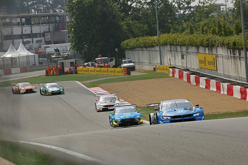 5位を走るフィリップ・エング（No.25）、ロビン・フリジン、ティモ・グロック、マルコ・ウィットマン、ジャミー・グリーンと続く