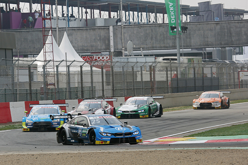 5位を走るフィリップ・エング（No.25）、ロビン・フリジン、ティモ・グロック、マルコ・ウィットマン、ジャミー・グリーンと続く