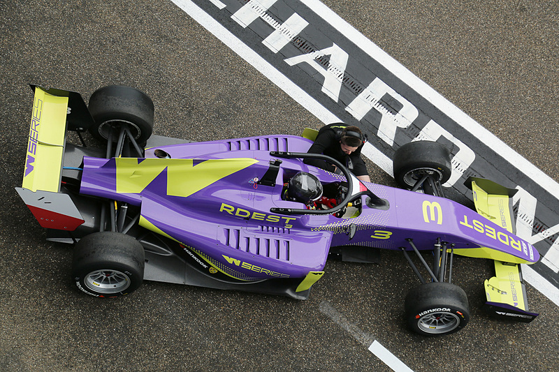 イタリア・タトゥース製の「T-318」。エンジンはアウトテクニカ・モトーリ製の直列4気筒・1.8リッターターボ。タイヤはハンコック製のワンメイク。同マシンはFIA（国際自動車連盟）のフォーミュラ3の承認を受けている