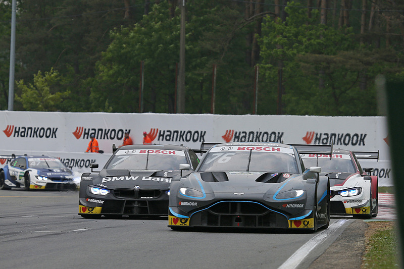 37周目、ジェイク・デニス（No.76）、ブルーノ・スペングラー（No.7）がティモ・グロックをパス