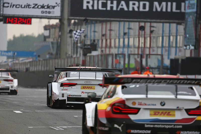 最終ラップで、シェルドン・ヴァンデーリンデ（No.31）を抜いて4位でチェッカーを受けるマイク・ロッケンフェラー（No.99）