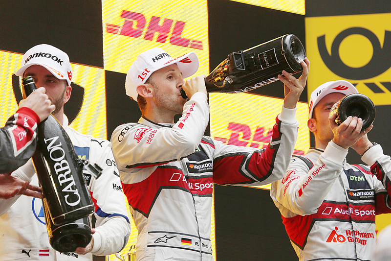 表彰式。優勝したレネ・ラスト、左は2位のフィリップ・エング、右は3位のジャミー・グリーン