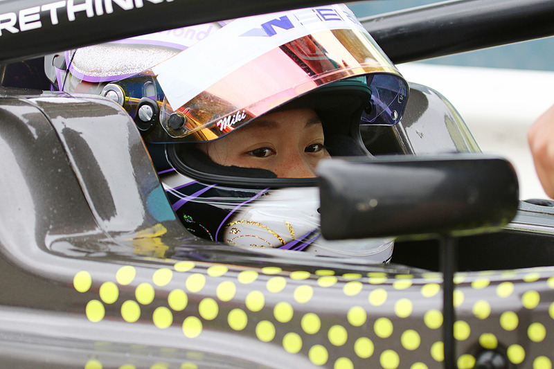 日本人ドライバーの小山美姫