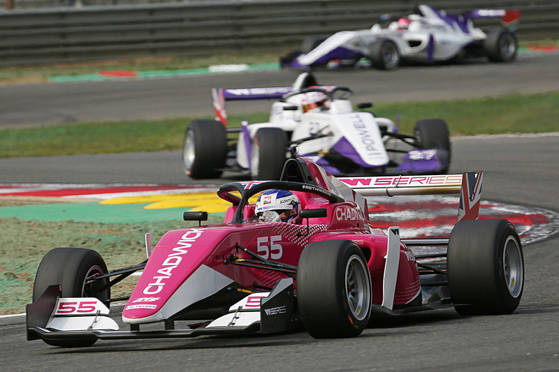 2位を走行するジャミー・チャドウィック。後ろは3位のアリス・ポウェル