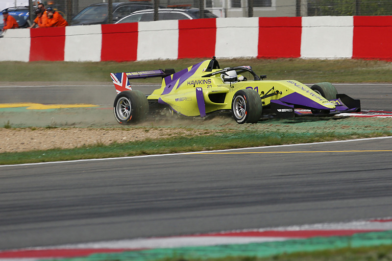 サンドトラップにタイヤをとられるジェシカ・ホーキンス