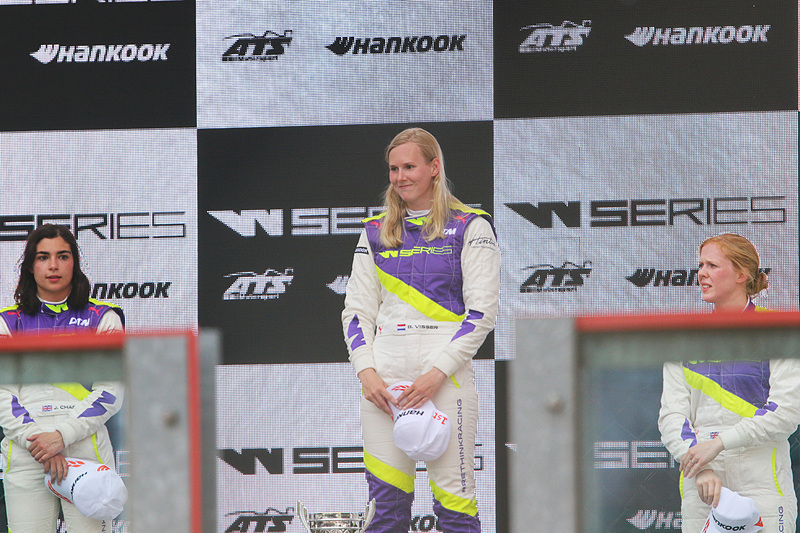 表彰。優勝はベーツク・ビセー、2位ジャミー・チャドウィック（左）、3位のアリス・ポウェル