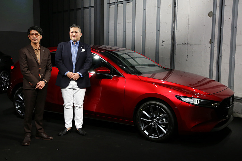 MAZDA3のチーフデザイナーを務めた土田康剛氏（左）と別府主査