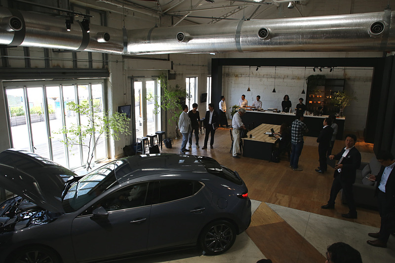 発表会の会場はMAZDA3が提供する心にゆとりが持てる世界観を再現したそうで、どこか落ち着いた雰囲気の中で展示車両を見ることができた